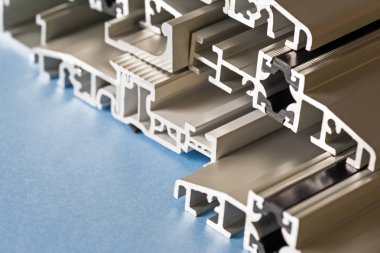 Anodize alüminyum profil bölümü pvc alüminyum kompozit closeup çapraz