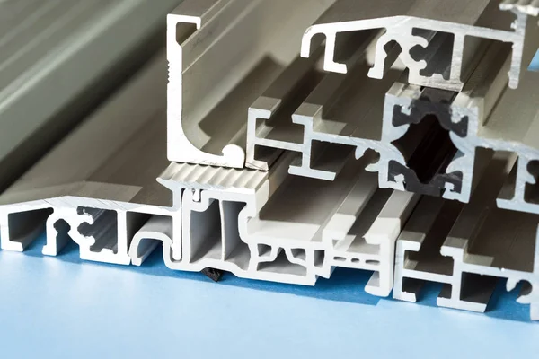 Anodize alüminyum profil bölümü pvc alüminyum kompozit closeup çapraz