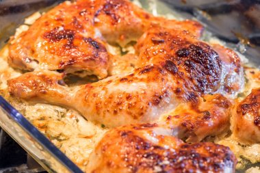 Fırında kavrulmuş tavuk bacağı sarımsak Mayonez Yoğurt sosu.