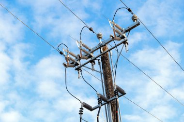 elektrik iletim kulesi ahşap elektrik direği mavi arkaplan