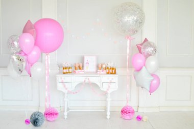 Süslemeleri tatil partisi için. Bir sürü balonlar pembe ve beyaz renkler. Kek ve birthday dekorasyon için içecekler. 
