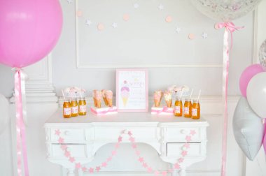 Süslemeleri tatil partisi için. Bir sürü balonlar pembe ve beyaz renkler. Kek ve birthday dekorasyon için içecekler. 