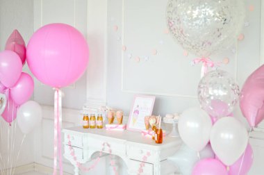 Süslemeleri tatil partisi için. Bir sürü balonlar pembe ve beyaz renkler. Kek ve birthday dekorasyon için içecekler. 