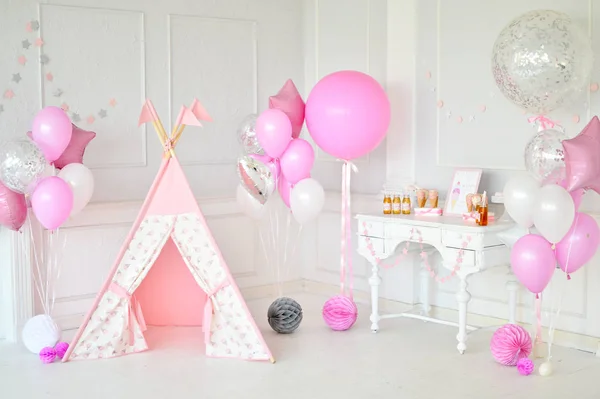 Decoraciones Para Fiesta Vacaciones Muchos Globos Colores Rosa Blanco Pasteles — Foto de Stock