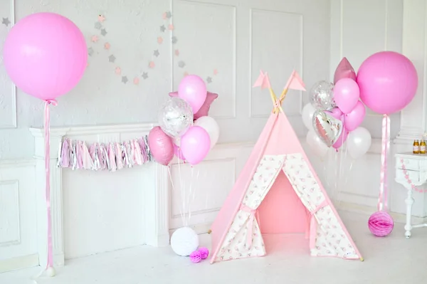 Süslemeleri tatil partisi için. Bir sürü balonlar pembe ve beyaz renkler. Kek ve birthday dekorasyon için içecekler. 