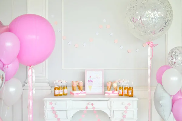 Decoraciones Para Fiesta Vacaciones Muchos Globos Colores Rosa Blanco Pasteles — Foto de Stock