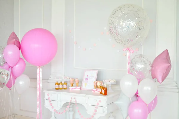 Decorações Para Festa Férias Monte Balões Cores Rosa Branco Bolos — Fotografia de Stock