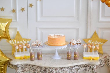 İkizler parti. Dekorasyon doğum günü partisi için. Çok altın ve beyaz renk balonlar. İkizler Doğum günü partisi. 