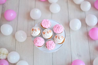 Dekorasyon doğum günü partisi için. Bir sürü kek. Bir sürü balonlar kırmızı ve beyaz renkler. Bir yıl Doğum günü süsleri. Balonlar pembe ve beyaz renkler. Dondurma partisi. 