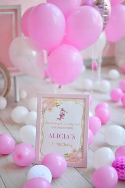 Dekorasyon doğum günü partisi için. Bir sürü kek. Bir sürü balonlar kırmızı ve beyaz renkler. Bir yıl Doğum günü süsleri. Balonlar pembe ve beyaz renkler. Dondurma partisi. 