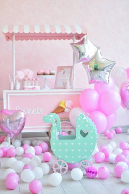 Dekorasyon doğum günü partisi için. Bir sürü kek. Bir sürü balonlar kırmızı ve beyaz renkler. Bir yıl Doğum günü süsleri. Balonlar pembe ve beyaz renkler. Dondurma partisi. 