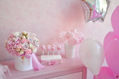 Dekorasyon doğum günü partisi için. Bir sürü kek. Bir sürü balonlar kırmızı ve beyaz renkler. Bir yıl Doğum günü süsleri. Balonlar pembe ve beyaz renkler. Dondurma partisi. 