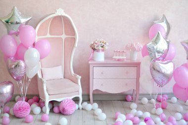 Dekorasyon doğum günü partisi için. Bir sürü kek. Bir sürü balonlar kırmızı ve beyaz renkler. Bir yıl Doğum günü süsleri. Balonlar pembe ve beyaz renkler. Dondurma partisi. 