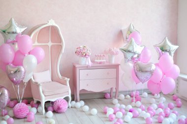 Dekorasyon doğum günü partisi için. Bir sürü kek. Bir sürü balonlar kırmızı ve beyaz renkler. Bir yıl Doğum günü süsleri. Balonlar pembe ve beyaz renkler. Dondurma partisi. 