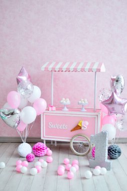 Dekorasyon doğum günü partisi için. Bir sürü kek. Bir sürü balonlar kırmızı ve beyaz renkler. Bir yıl Doğum günü süsleri. Balonlar pembe ve beyaz renkler. Dondurma partisi. 