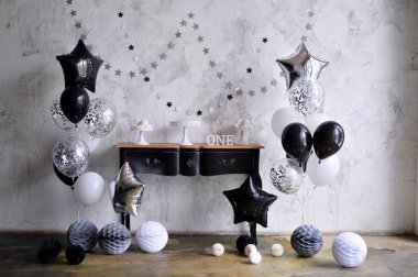 Bir yıl Doğum günü süsleri IDE. Siyah ve beyaz dekorasyon. Bir sürü balonlar siyah ve beyaz renkler. Tatil partisi için pasta. 