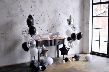 Bir yıl Doğum günü süsleri IDE. Siyah ve beyaz dekorasyon. Bir sürü balonlar siyah ve beyaz renkler. Tatil partisi için pasta. 