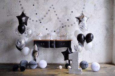 Bir yıl Doğum günü süsleri IDE. Siyah ve beyaz dekorasyon. Bir sürü balonlar siyah ve beyaz renkler. Tatil partisi için pasta. 