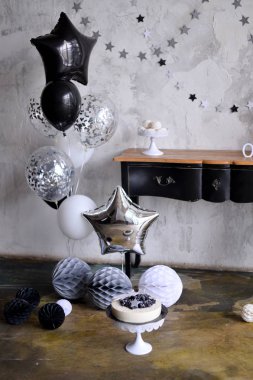 Bir yıl Doğum günü süsleri IDE. Siyah ve beyaz dekorasyon. Bir sürü balonlar siyah ve beyaz renkler. Tatil partisi için pasta. 