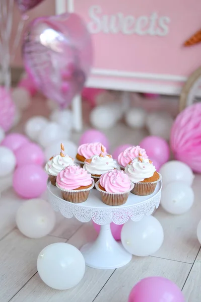 Dekorationen Für Geburtstagsfeier Eine Menge Kuchen Viele Luftballons Rot Und — Stockfoto