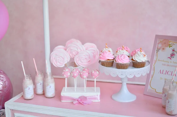 生日聚会的装饰品 很多蛋糕 很多气球红色和白色的颜色 一年的生日装饰品 气球粉红色和白色的颜色 冰淇淋派对 — 图库照片