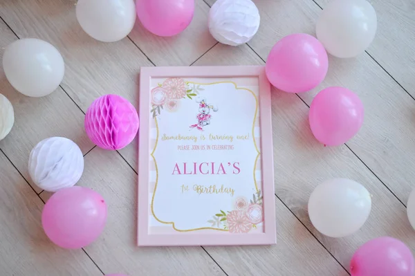 Dekorasyon doğum günü partisi için. Bir sürü kek. Bir sürü balonlar kırmızı ve beyaz renkler. Bir yıl Doğum günü süsleri. Balonlar pembe ve beyaz renkler. Dondurma partisi. 