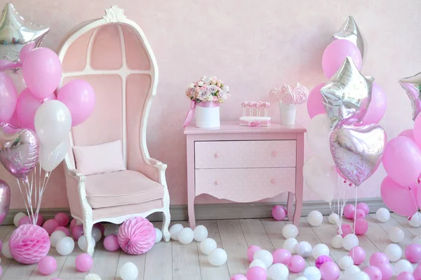 Dekorasyon doğum günü partisi için. Bir sürü kek. Bir sürü balonlar kırmızı ve beyaz renkler. Bir yıl Doğum günü süsleri. Balonlar pembe ve beyaz renkler. Dondurma partisi. 