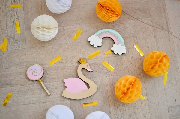 Süslemeleri tatil partisi için. Bir sürü oyuncak. 