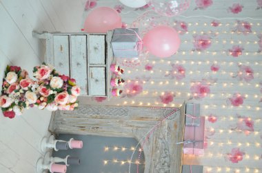 Dekorasyon doğum günü partisi için. Bir sürü balonlar pembe ve beyaz renkler. Doğum günü partisi için en iyi süslemeleri. 