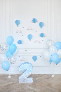 Süslemeleri tatil partisi için. Bir sürü balonlar mavi ve beyaz renkler. Dekorasyon doğum günü partisi için. İki yıl Doğum günü süsleri. 