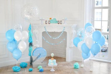 Süslemeleri tatil partisi için. Bir sürü balonlar mavi ve beyaz renkler. Dekorasyon doğum günü partisi için. İki yıl Doğum günü süsleri. 