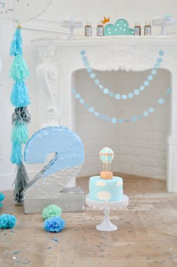 Süslemeleri tatil partisi için. Bir sürü balonlar mavi ve beyaz renkler. Dekorasyon doğum günü partisi için. 