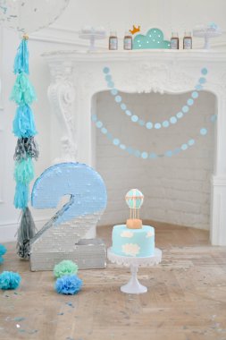 Süslemeleri tatil partisi için. Bir sürü balonlar mavi ve beyaz renkler. Dekorasyon doğum günü partisi için. 
