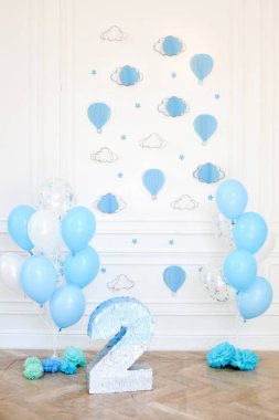Süslemeleri tatil partisi için. Bir sürü balonlar mavi ve beyaz renkler. Dekorasyon doğum günü partisi için. 