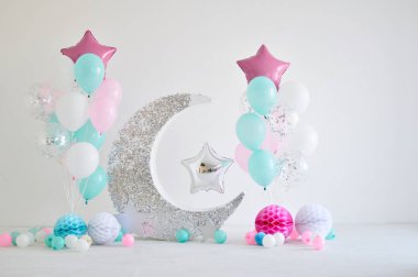 Güzel dekorasyon doğum günü partisi için. Bir sürü yıldız ve balonlar. Bir sürü kek. Süslemeleri tatil partisi için. Bir yıl Doğum günü süsleri. 