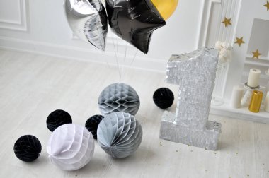 Güzel dekorasyon doğum günü partisi için. Bir sürü yıldız ve balonlar. Bir sürü kek. Süslemeleri tatil partisi için. Bir yıl Doğum günü süsleri. 