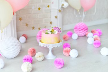 Doğum günü pastası. Süslemeleri tatil partisi için. Bir sürü balonlar pembe ve beyaz renkler. 
