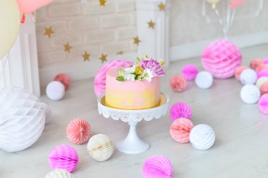 Doğum günü pastası. Süslemeleri tatil partisi için. Bir sürü balonlar pembe ve beyaz renkler. 