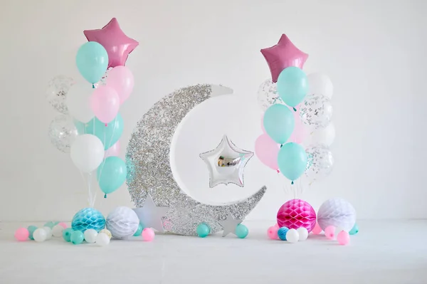 Hermosas Decoraciones Para Fiesta Cumpleaños Muchas Estrellas Globos Montón Pasteles — Foto de Stock