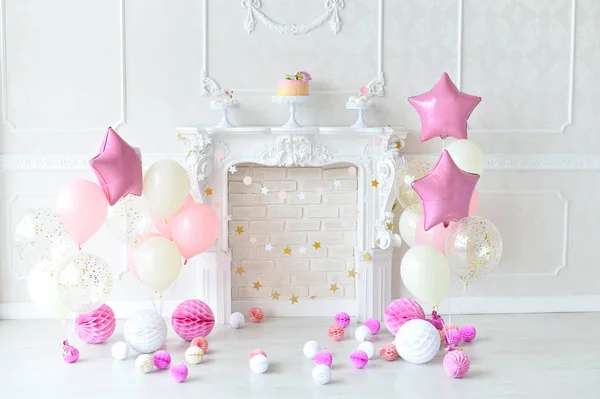 Pastel Cumpleaños Decoraciones Para Fiesta Vacaciones Una Gran Cantidad Globos — Foto de Stock