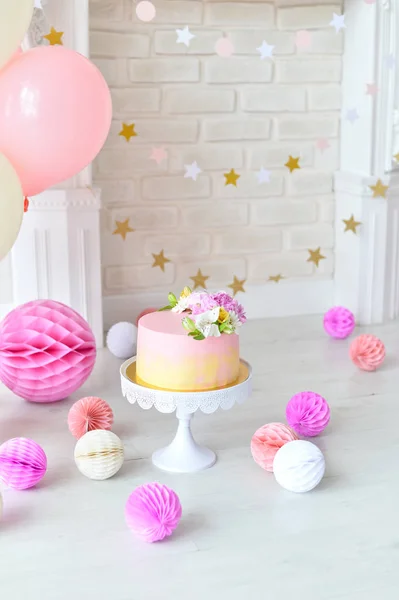 Doğum Günü Pastası Süslemeleri Tatil Partisi Için Bir Sürü Balonlar — Stok fotoğraf