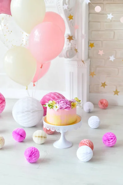 Bolo Aniversário Decorações Para Festa Férias Monte Balões Cores Rosa — Fotografia de Stock