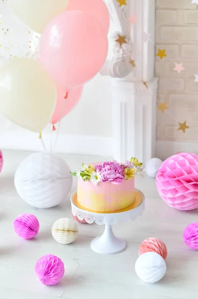 Tort Urodzinowy Dekoracje Świąteczne Wiele Kolory Różowe Białe Balony — Zdjęcie stockowe