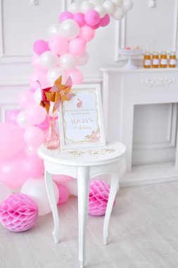 Dekorasyon doğum günü partisi için. Bir sürü balonlar. Süslemeleri tatil partisi için. Kek ve içecek tatil partisi için.