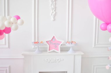 Dekorasyon doğum günü partisi için. Bir sürü balonlar. Süslemeleri tatil partisi için. Kek ve içecek tatil partisi için.