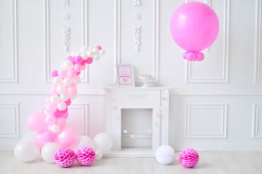 Dekorasyon doğum günü partisi için. Bir sürü balonlar. Süslemeleri tatil partisi için. Kek ve içecek tatil partisi için.