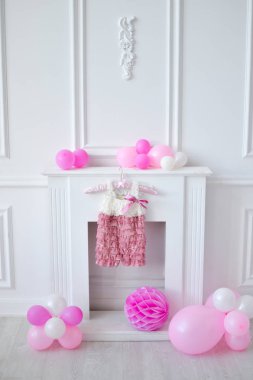 Dekorasyon doğum günü partisi için. Bir sürü balonlar. Süslemeleri tatil partisi için. Kek ve içecek tatil partisi için.