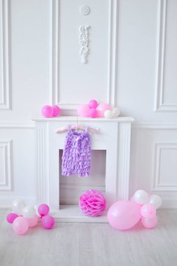 Dekorasyon doğum günü partisi için. Bir sürü balonlar. Süslemeleri tatil partisi için. Kek ve içecek tatil partisi için.