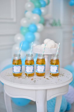 Dekorasyon doğum günü partisi için. Bir sürü balonlar. Süslemeleri tatil partisi için. Kek ve içecek tatil partisi için.