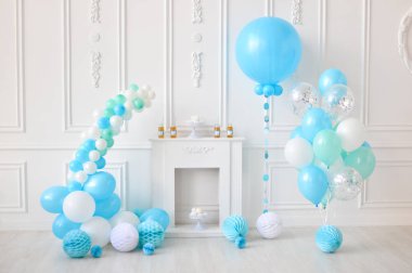 Dekorasyon doğum günü partisi için. Bir sürü balonlar. Süslemeleri tatil partisi için. Kek ve içecek tatil partisi için.